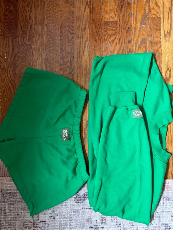 Daily Drills Other - Daily Drills Green xs/s Sweatshirt & Shorts Set